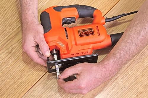 Black+Decker BES603-QS Seghetto Alternativo Elettronico 400W, Design Compatto ed Ergonomico, Cambio Lama senza Attrezzi, Taglio Obliquo 0-45º, Accetta Lame a "T", Velocità 0-3000 cpm