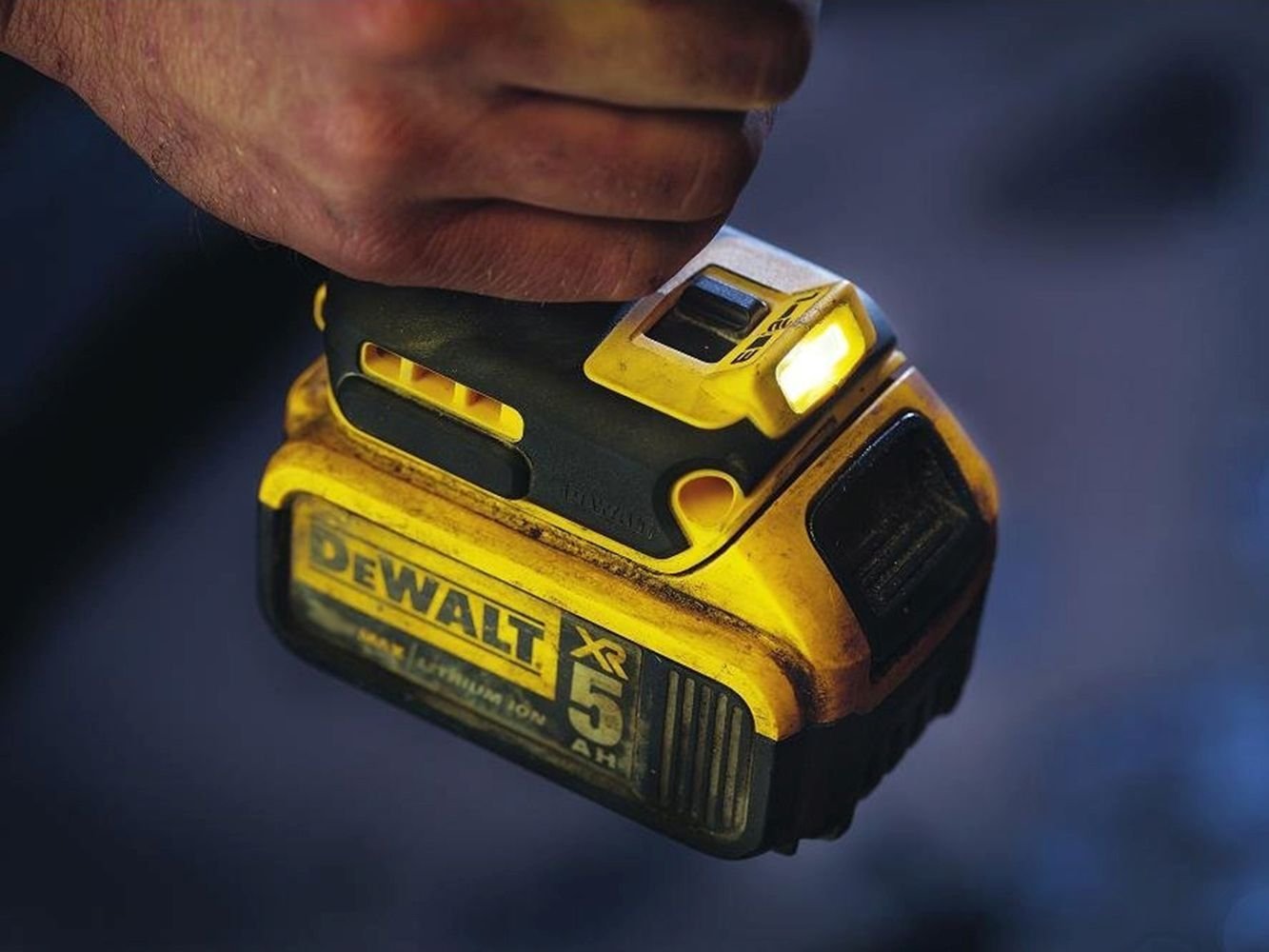 DeWalt DCF899P2-QW Trapano avvitatore a impulsi attacco 1/2" a batteria, 18V, 5.0 Ah, motore Brushless