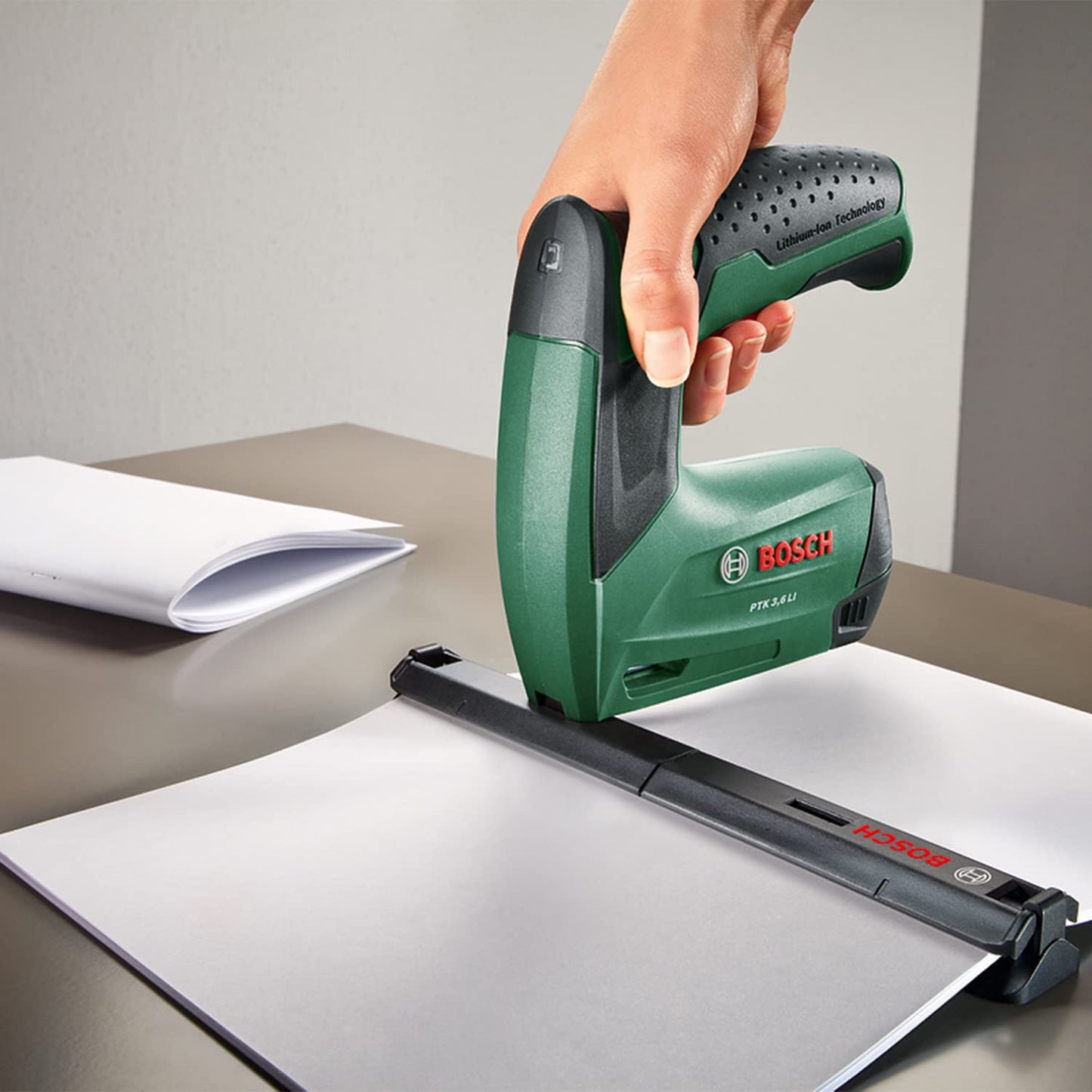 Bosch Graffatrice a batteria PTK 3.6 LI Office Set con cucitrice per carta e cucitrice per fascicoli, batteria integrata, 3.6 Volt, set di cucitrici, 30 colpi/min, in scatola metallica