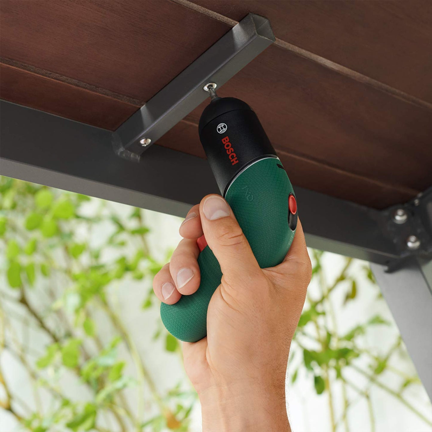 Bosch Avvitatore elettrico IXO, 6ª generazione, verde, CONTROLLO VELOCITÀ variabile, ricaricabile con cavo micro USB, con custodia