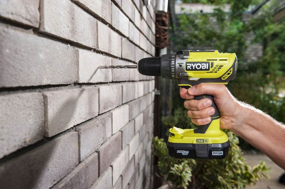 Ryobi 5133003842 Kit Trapano + Smerigliatrice, Senza Fili, Include 2 batterie Lithium+ One+, 2.0 Ah + 4.0 Ah + Borsa da Trasporto