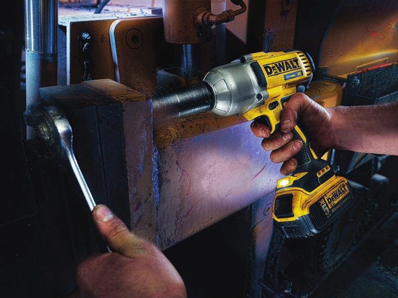 DeWalt DCF899P2-QW Trapano avvitatore a impulsi attacco 1/2" a batteria, 18V, 5.0 Ah, motore Brushless