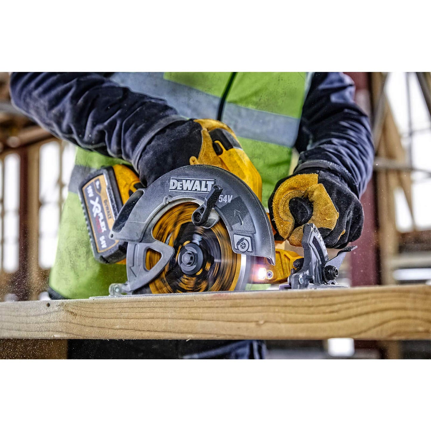 STANLEY BLACK DECKER - DEWALT Sega circolare a batteria da 54 Volt DCS578NT | senza batteria oh ne caricatore