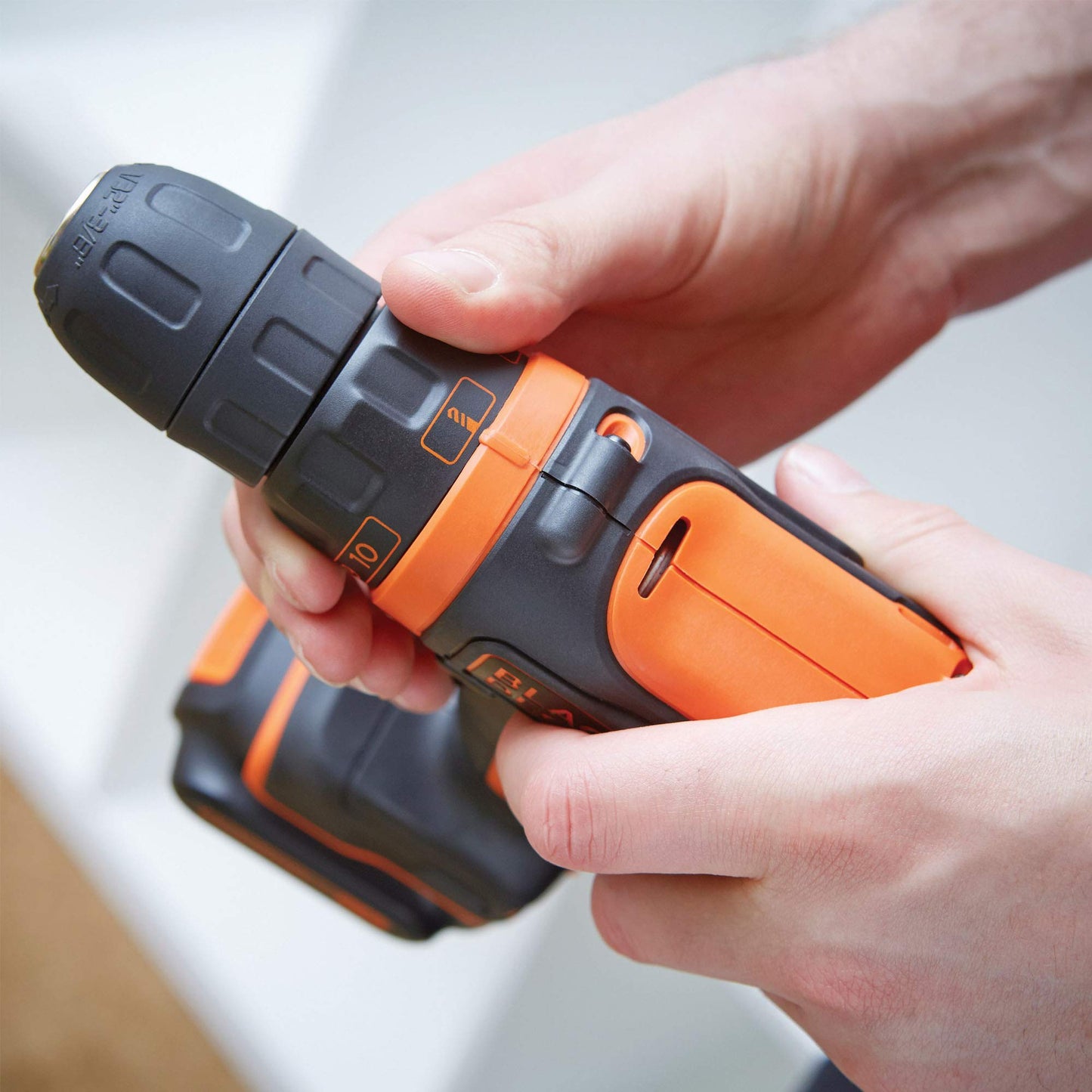 ‎BLACK+DECKER BDCDD121KA-QW Trapano avvitatore 10.8 V con 1 batteria AH di litio, 40 accessori e cassetta degli attrezzi 16 '