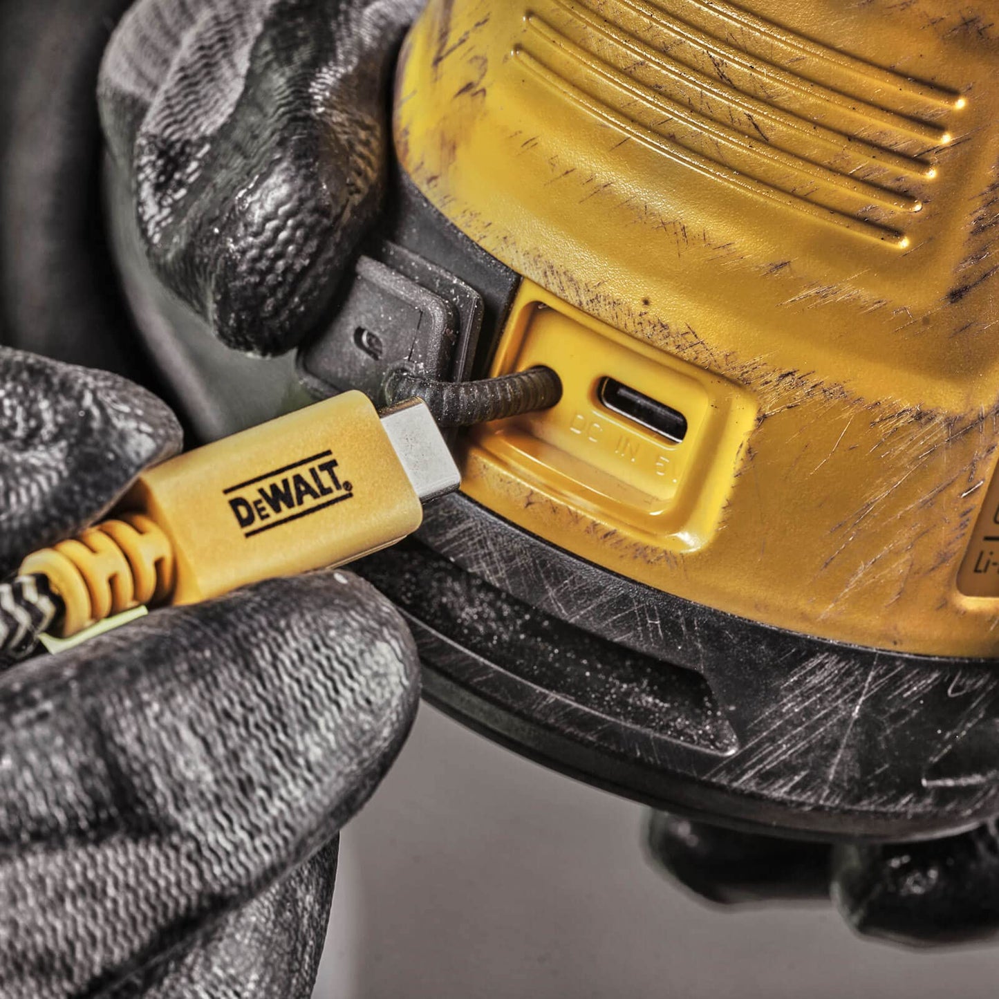 DeWalt Altoparlante compatto ricaricabile di Bluetooth di DCR009 USB, nero/giallo, unità nuda