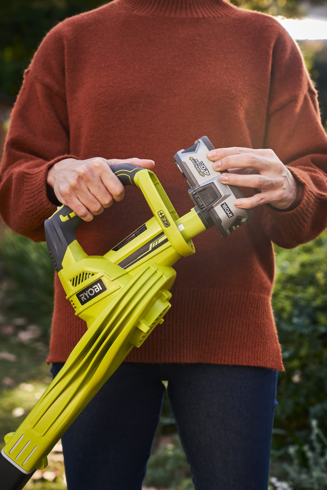 Ryobi OBL1820S Soffiatore a Batteria 18V ONE+, con Bocchetta Inclinata e Tubo Removibile, Impugnatura Ergonomica, Batteria Non Inclusa, Velocità Ventola 245 km/h, Flusso d'Aria 2,6 m3/min