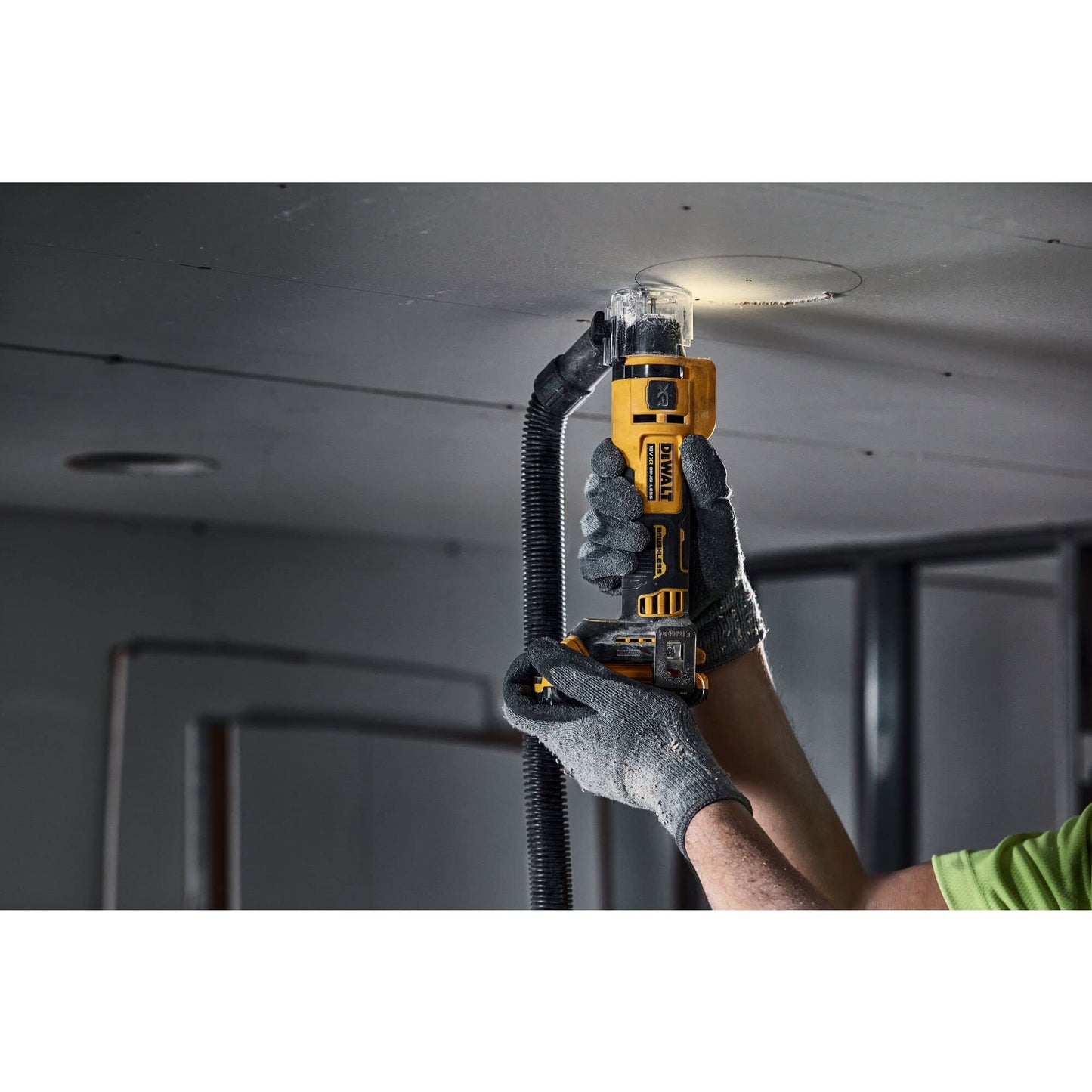 DEWALT.FREZARKA WYCINAJACA DO G-K 18V DCE555N