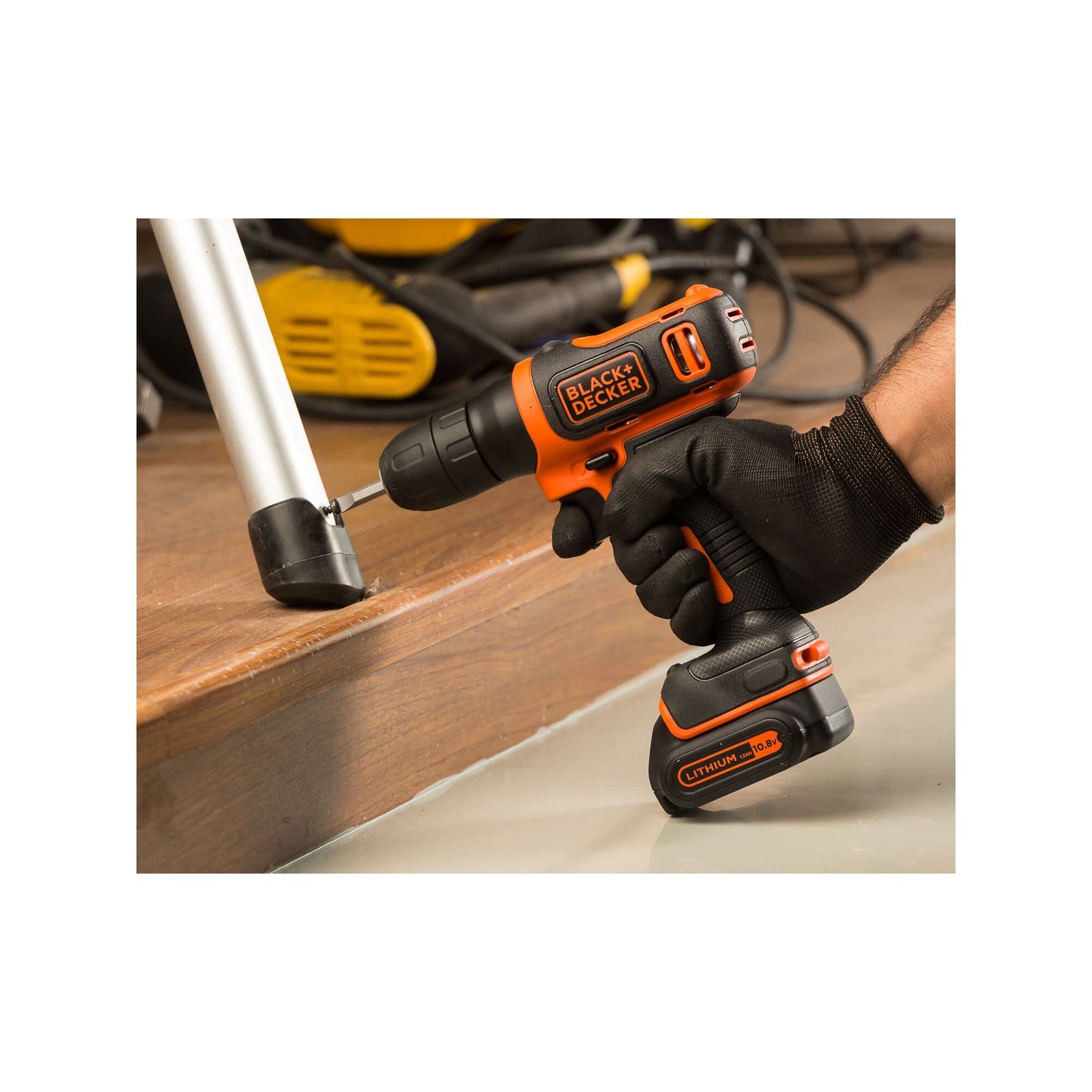 BLACK+DECKER Trapano/Avvitatore 10.8V Litio. 1.5 Ah. Luce LED. Velocità variabile. Batteria a slitta per un cambio più rapido ed una tenuta più sicura. BDCDD12-QW