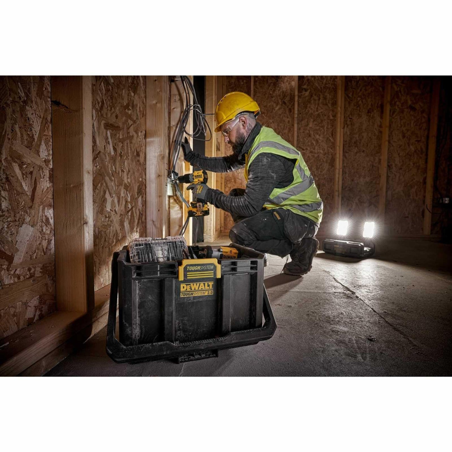 DeWALT ToughSystem DWST08061-1 - Cassetta degli attrezzi con illuminazione a LED, 4000 lumen, capacità 14 litri