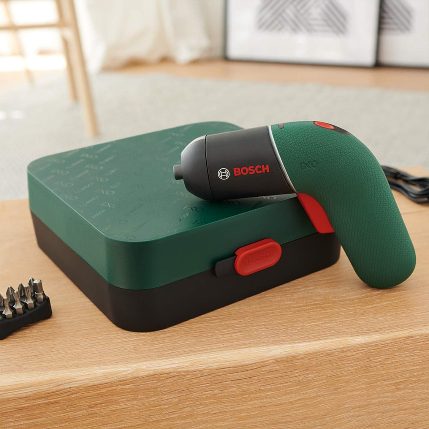 Bosch Avvitatore elettrico IXO, 6ª generazione, verde, CONTROLLO VELOCITÀ variabile, ricaricabile con cavo micro USB, con custodia