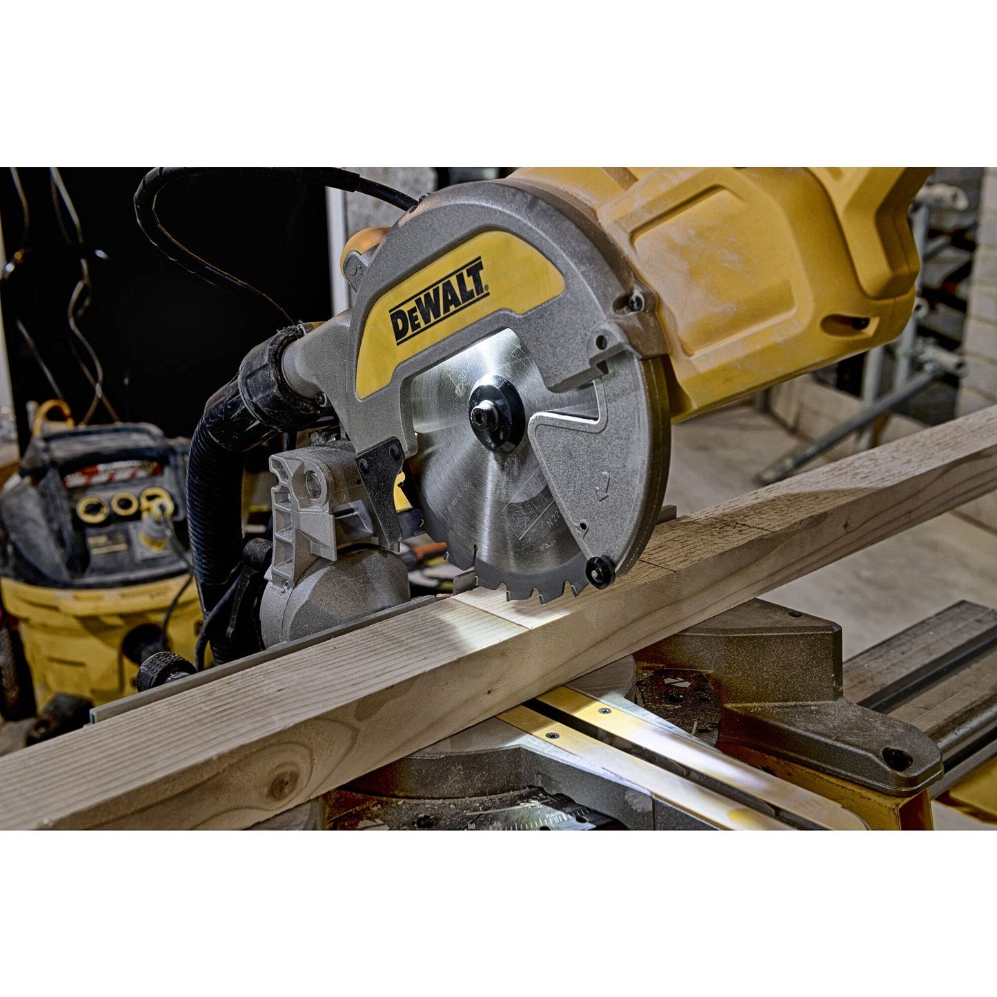 DEWALT Troncatrice radiale 216mm 1800W + Sistema tracciatura XPS, DWS777-QS