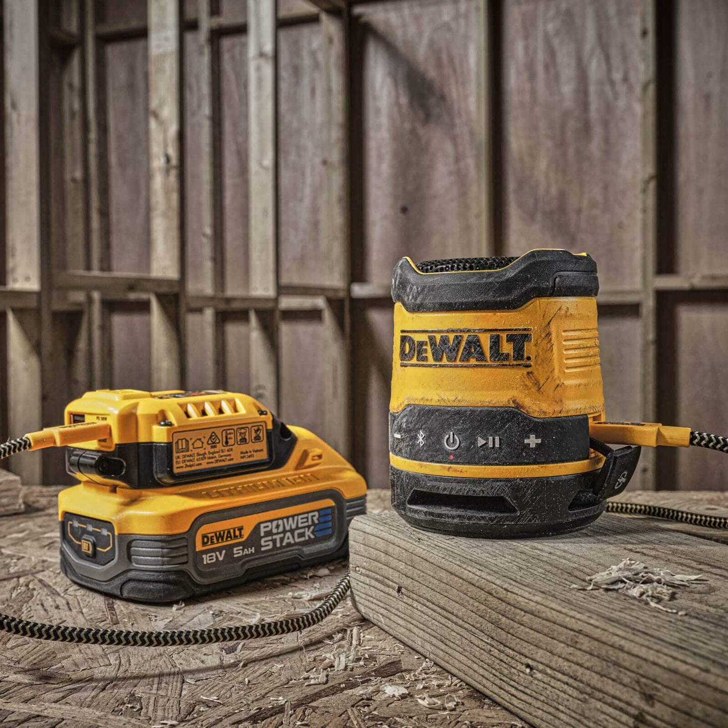 DeWalt Altoparlante compatto ricaricabile di Bluetooth di DCR009 USB, nero/giallo, unità nuda