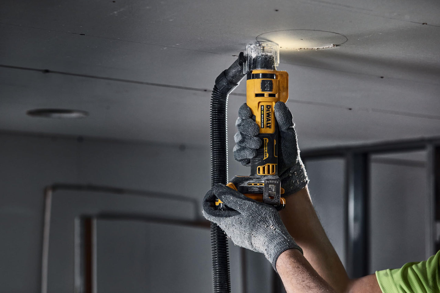 DEWALT.FREZARKA WYCINAJACA DO G-K 18V DCE555N