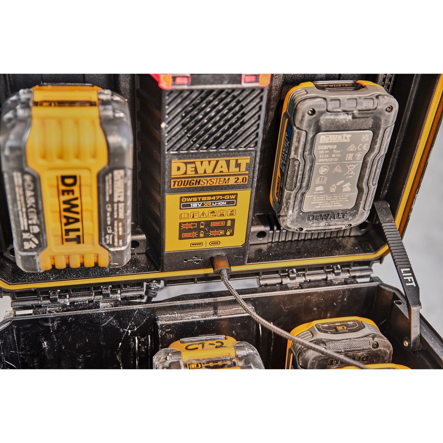 Dewalt Dwst83471-Qw 1/2 Tough System 2.0, Doppio Caricabatteria 4A con Carica Simultanea per Batteria Xr 18V, Flexvolt, Ventola Interna per Dissipazione Calore Quando Chiusa