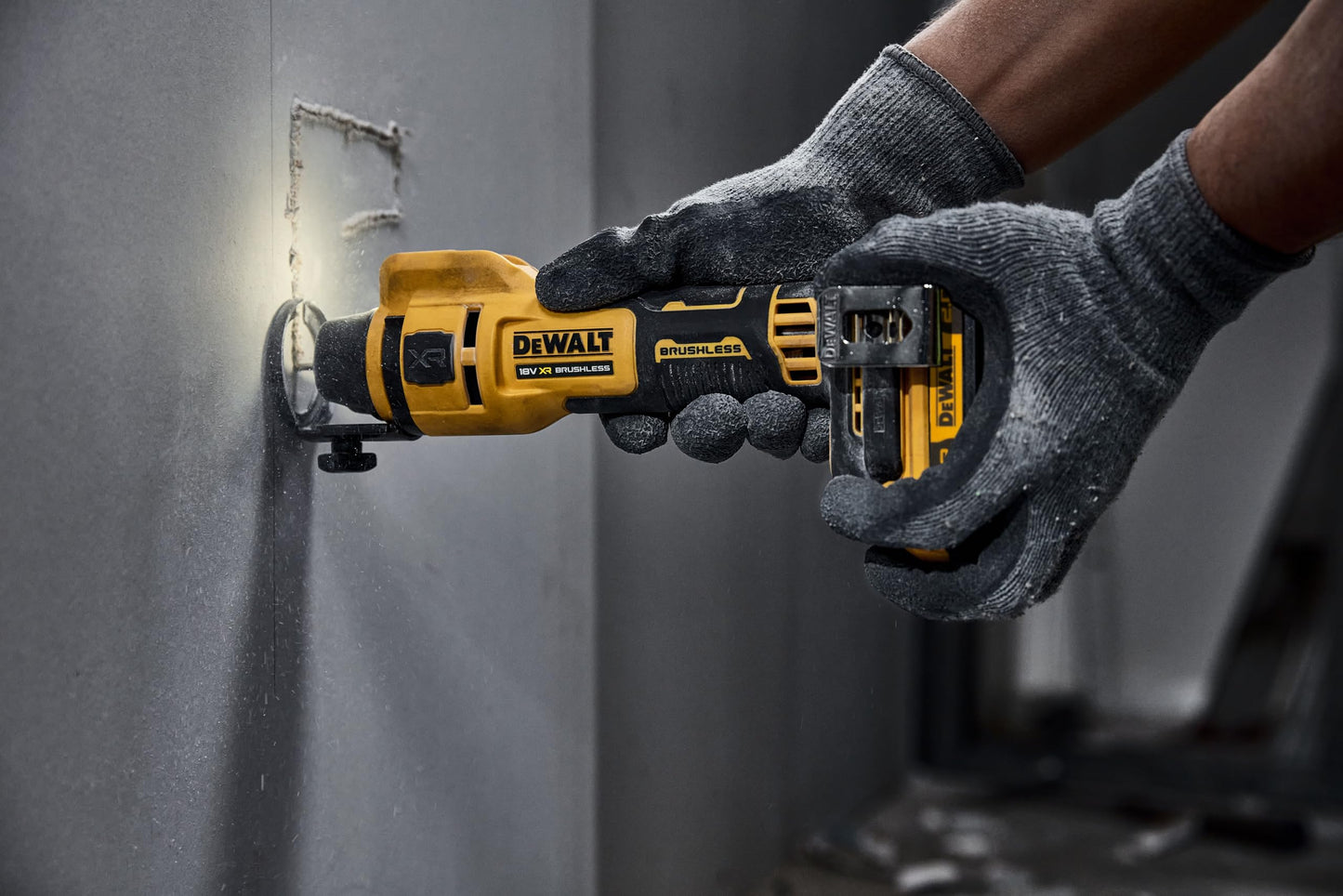 DEWALT.FREZARKA WYCINAJACA DO G-K 18V DCE555N