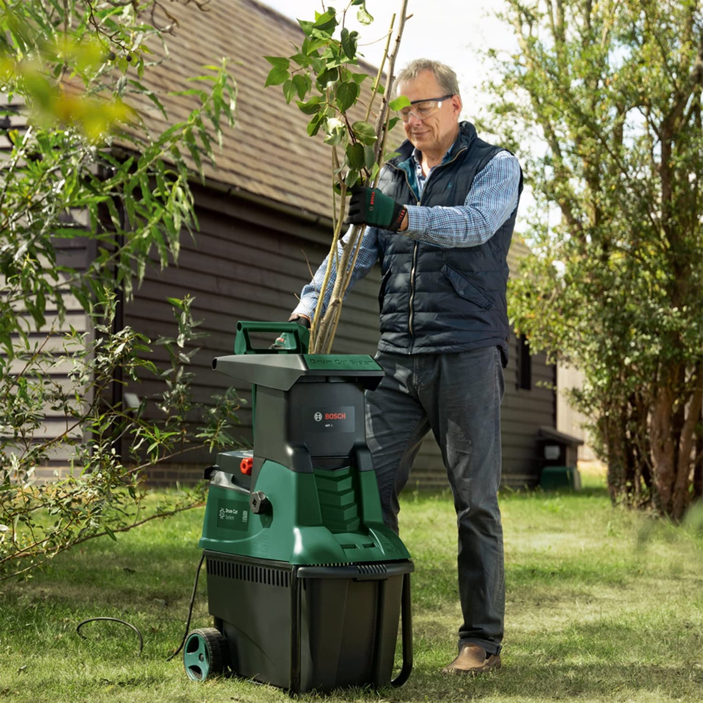 Bosch Home and Garden Biotrituratore silenzioso AXT 25 D (2500 W; idoneo per legno resistente e arbusti spinosi; cesto di raccolta integrato da 53 l; in confezione cartone)