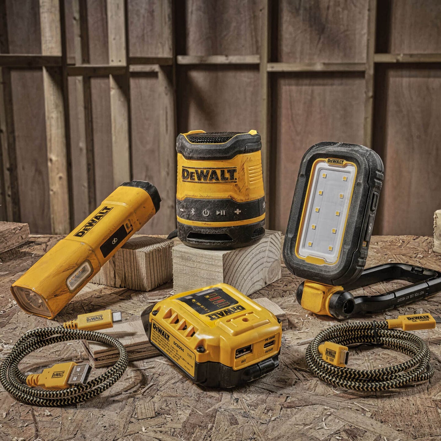 DeWalt Altoparlante compatto ricaricabile di Bluetooth di DCR009 USB, nero/giallo, unità nuda