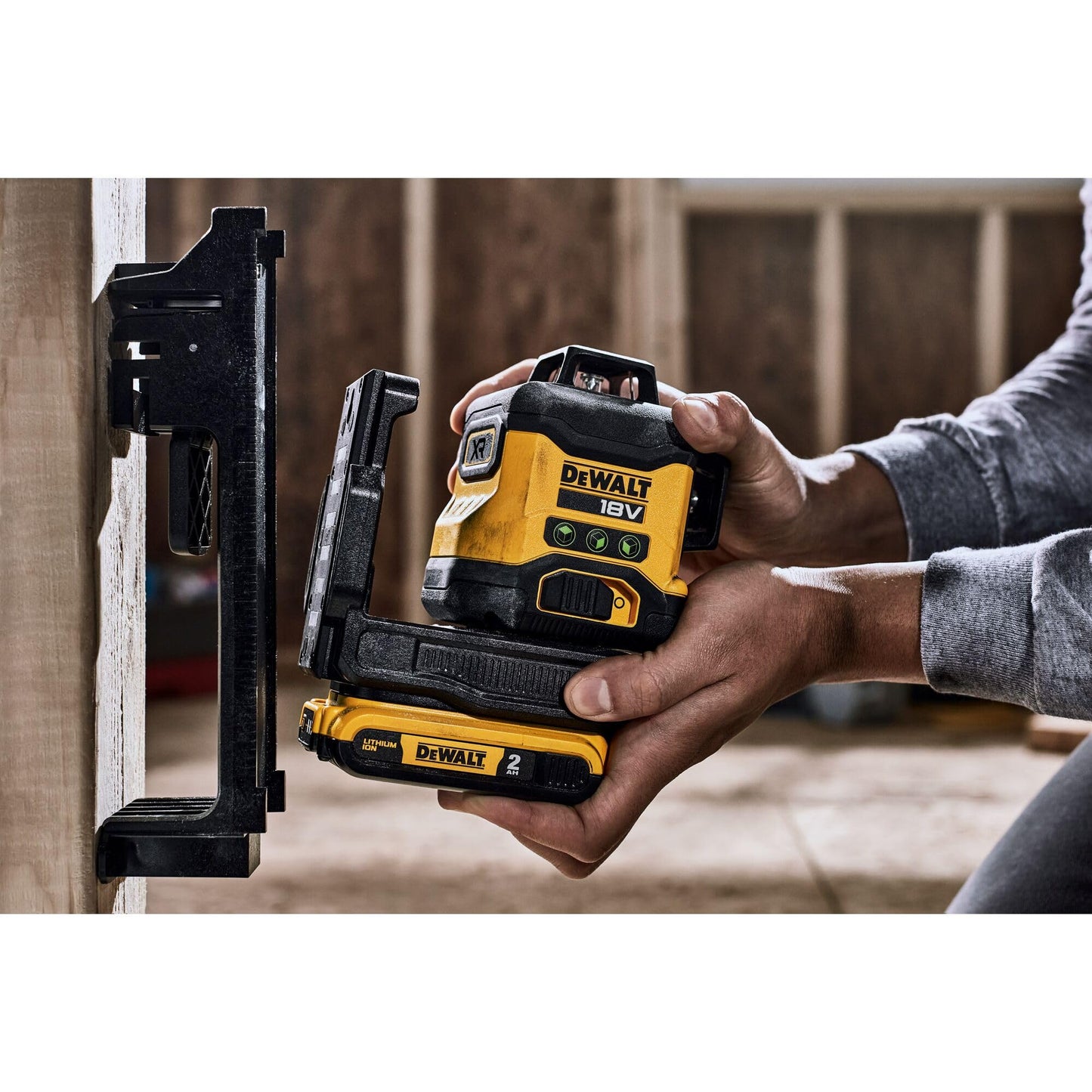 DEWALT DCLE34031D1 laser multilinea cordless a 360°verde(autolivellante, precisione +/- 3 mm 10m,compatibile con batterie XR da 18 V,inclusa batteria e caricabatterie, staffa da parete, target verde)