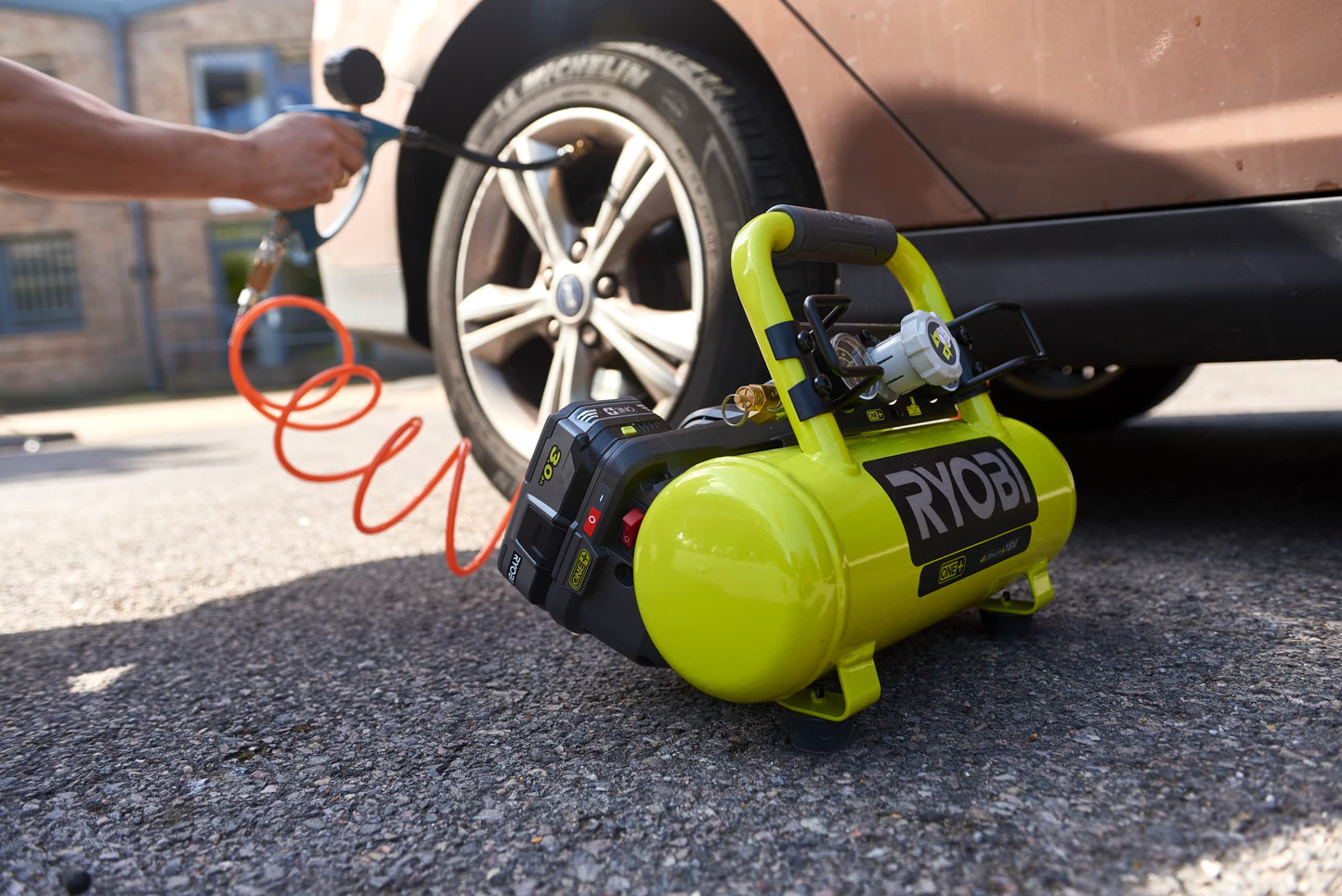 Ryobi R18AC-0 Compressore ad Aria 18V ONE+, Tanica 4L, Ideale per Gonfiare Pneumatici Auto e per l'Utilizzo di Chiodatrici e Graffatrici Pneumatiche, Senza Batteria