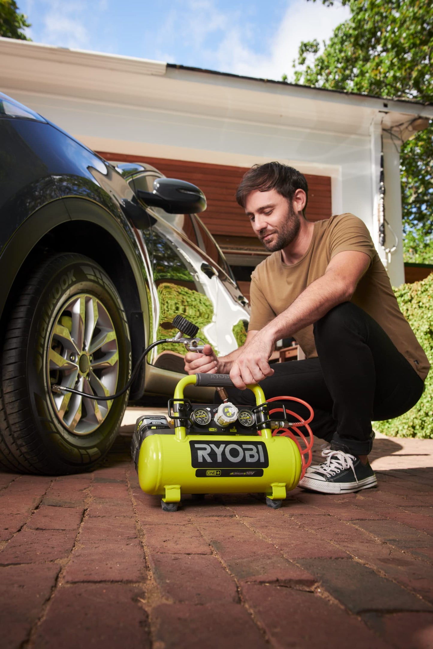 Ryobi R18AC-0 Compressore ad Aria 18V ONE+, Tanica 4L, Ideale per Gonfiare Pneumatici Auto e per l'Utilizzo di Chiodatrici e Graffatrici Pneumatiche, Senza Batteria