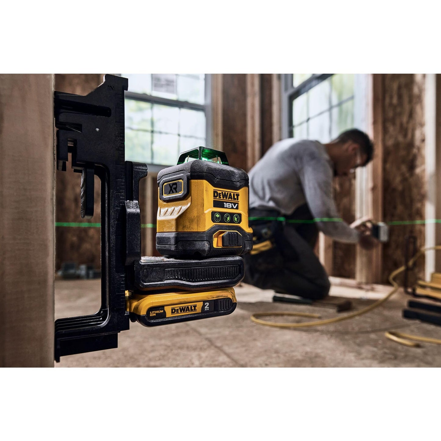 DEWALT DCLE34031D1 laser multilinea cordless a 360°verde(autolivellante, precisione +/- 3 mm 10m,compatibile con batterie XR da 18 V,inclusa batteria e caricabatterie, staffa da parete, target verde)