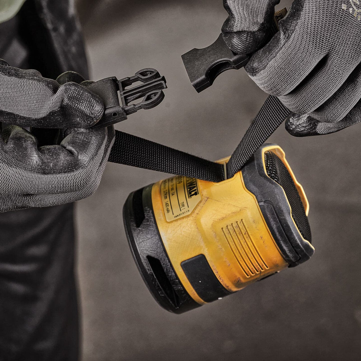 DeWalt Altoparlante compatto ricaricabile di Bluetooth di DCR009 USB, nero/giallo, unità nuda