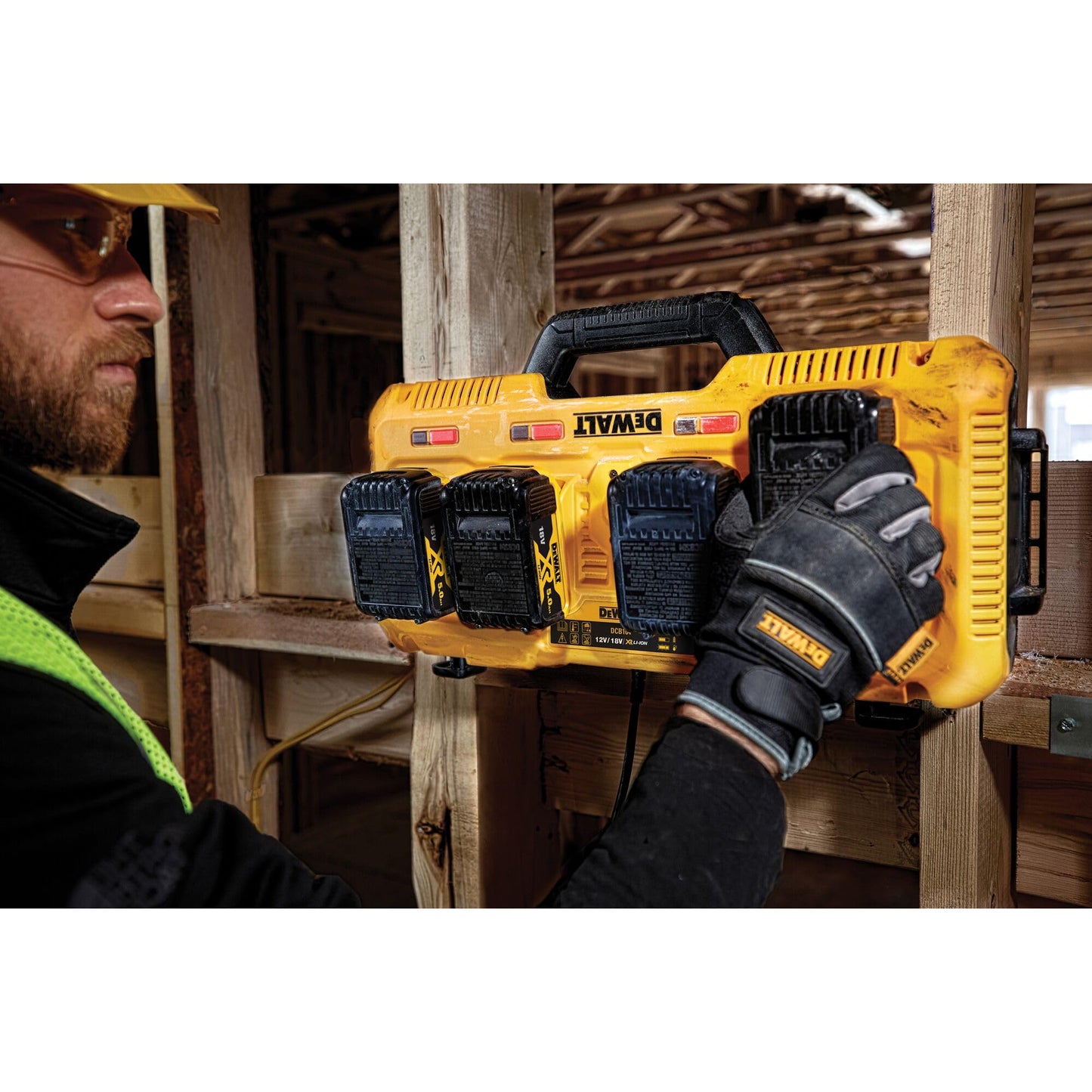 DEWALT DCB104-QW, Caricabatterie rapido universale a 4 ingressi.