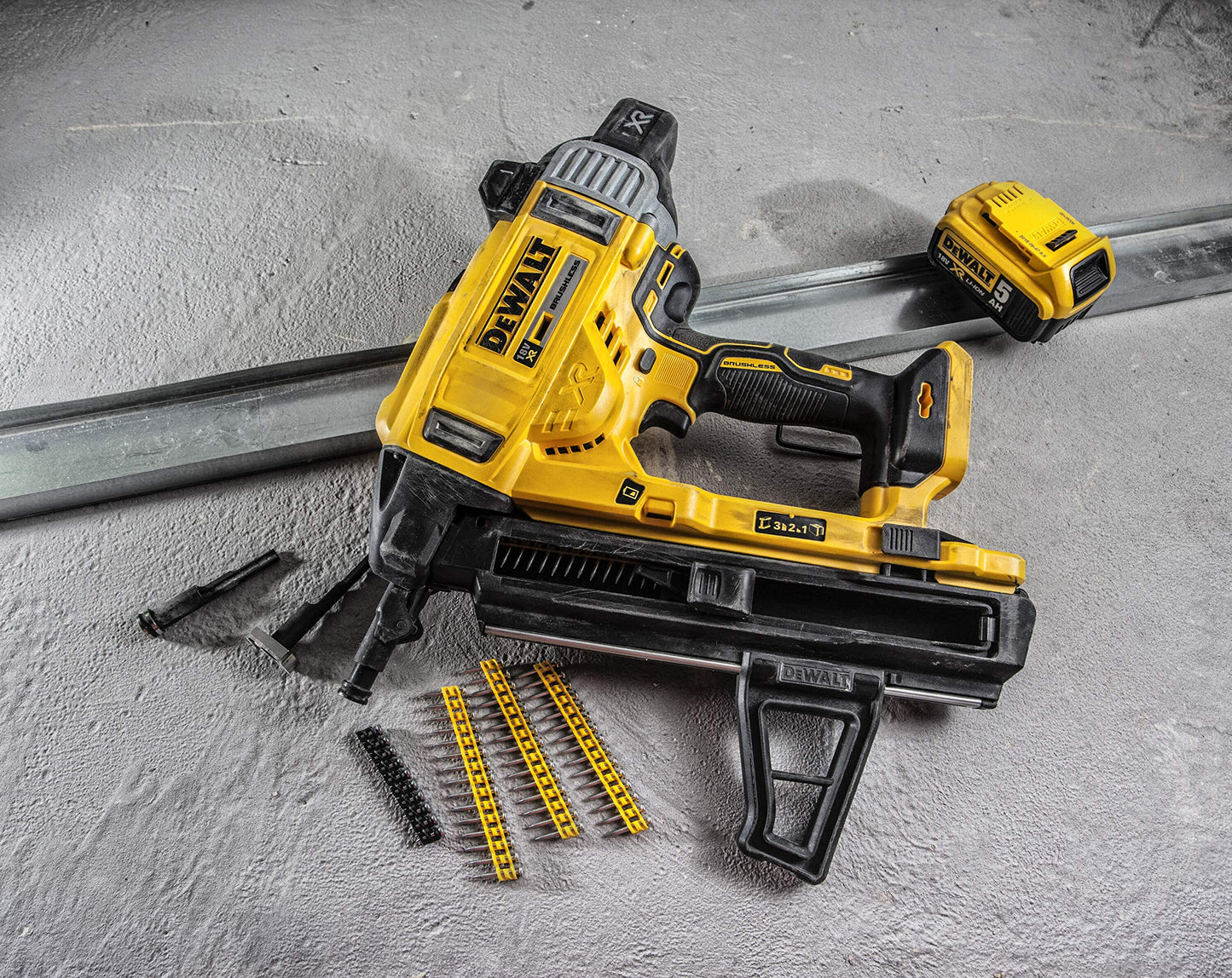 DEWALT DCN890P2-QW Chiodatrice per calcestruzzo senza spazzole XR 18V Li-Ion 5Ah, Nero/Giallo