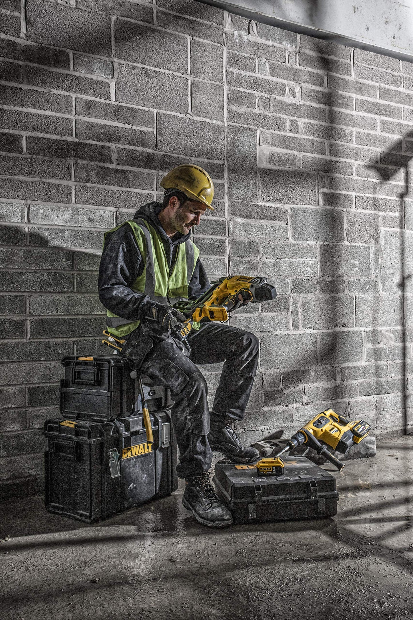 DEWALT DCN890P2-QW Chiodatrice per calcestruzzo senza spazzole XR 18V Li-Ion 5Ah, Nero/Giallo